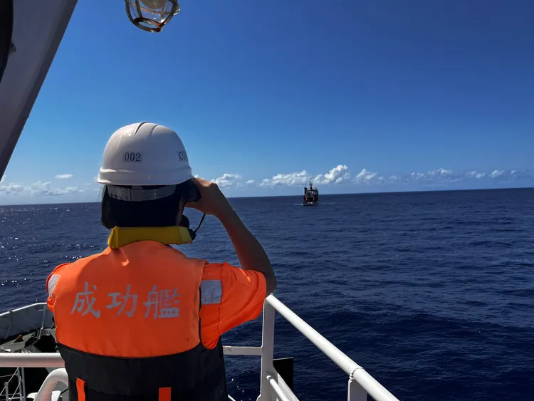 5月7日海巡署偵獲中國籍「同濟號」科研船於我國鵝鑾鼻東南方29浬投放科學儀器，遭海巡「成功艦」以廣播驅離。海委會提供