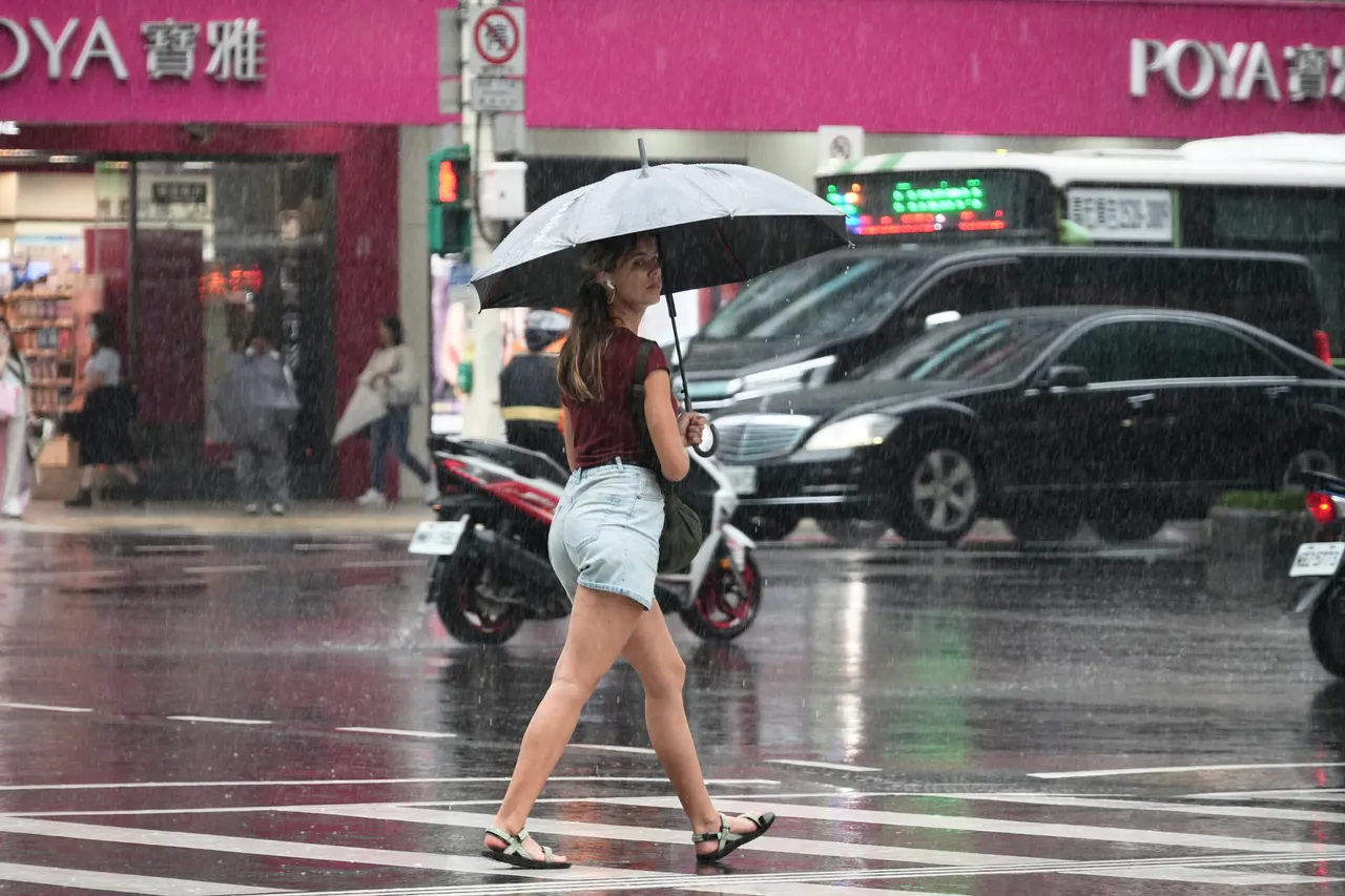 明起雨勢趨緩、飆高溫33度　專家曝梅雨季近尾聲