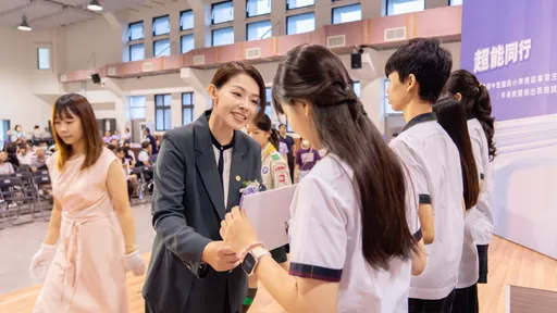 逐夢啟航！竹市表揚優秀畢業生　高虹安頒發市長獎、傑出表現獎
