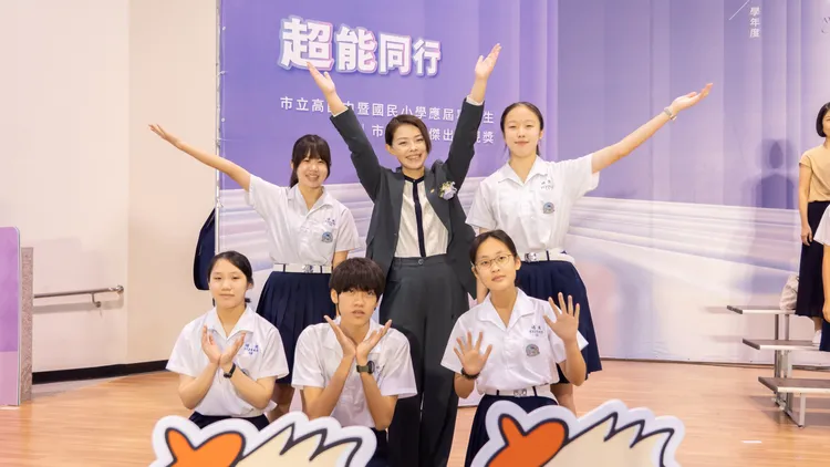 高虹安與獲獎畢業生合影。新竹市府提供