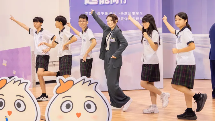 高虹安與獲獎畢業生合影。新竹市府提供