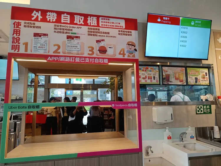 斯漢堡於MOS生技園區店率先測試並導入全新「自動叫號系統」，優化顧客店內取餐動線。許麗珍攝
