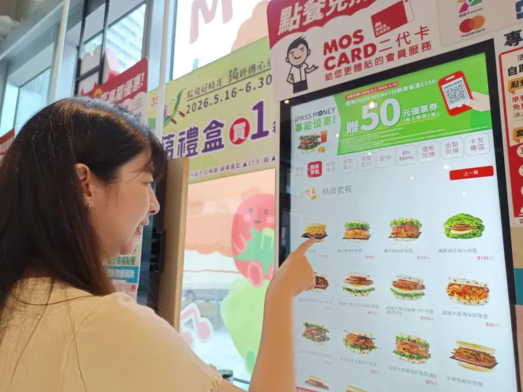 斯漢堡於MOS生技園區店率先測試並導入全新「自動叫號系統」，優化顧客店內取餐動線。許麗珍攝