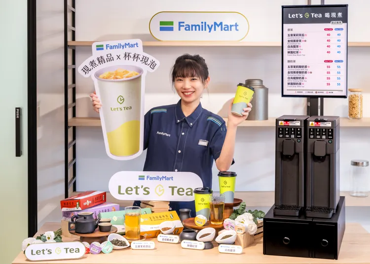 配合「智能膠囊茶機」導入門市，同步推出金焙蕎麥茶29元、金焙蕎麥醇奶茶39元優惠。全家提供