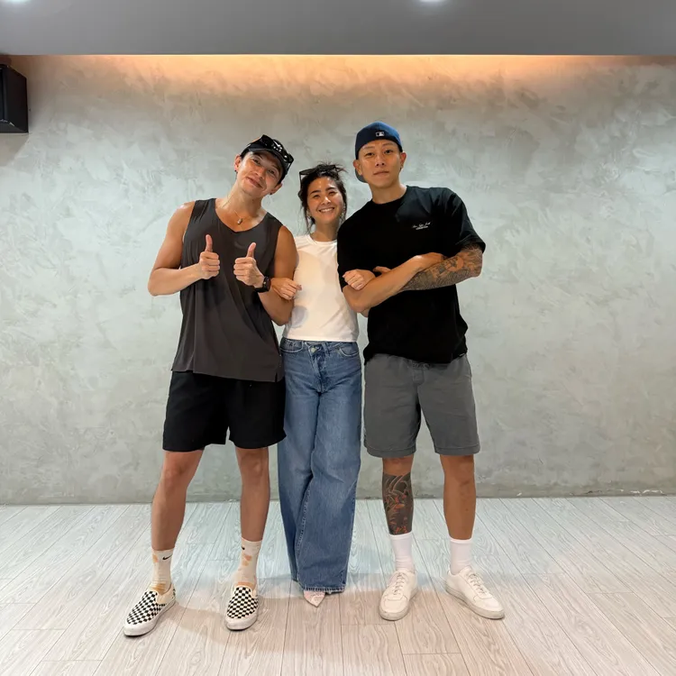 瘦子（右起）和老婆Jennifer請舞蹈老師Dennis編排婚禮第一支舞。翻攝dennisiam IG