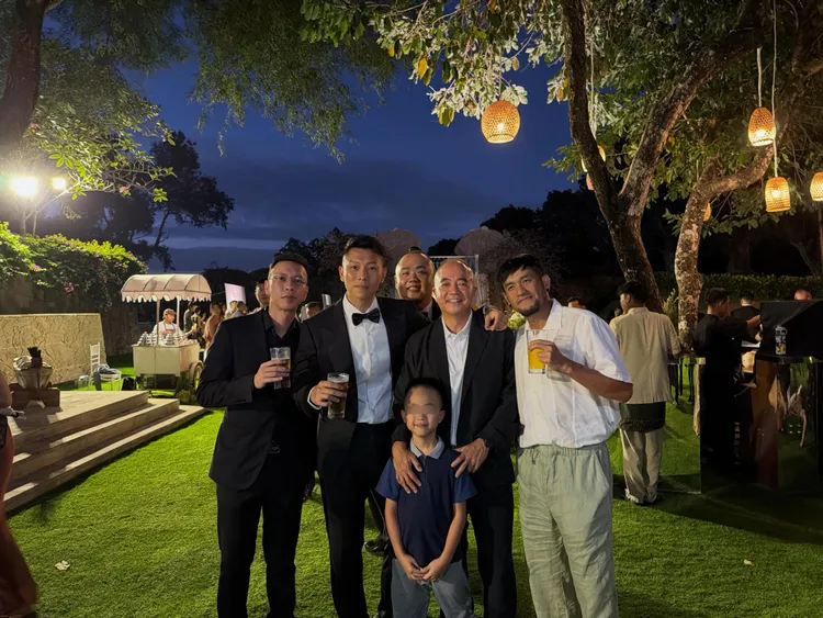 本色音樂大家庭一起慶祝，右起張震嶽、黃靜波、大淵、瘦子、小春。翻攝george_trivino IG