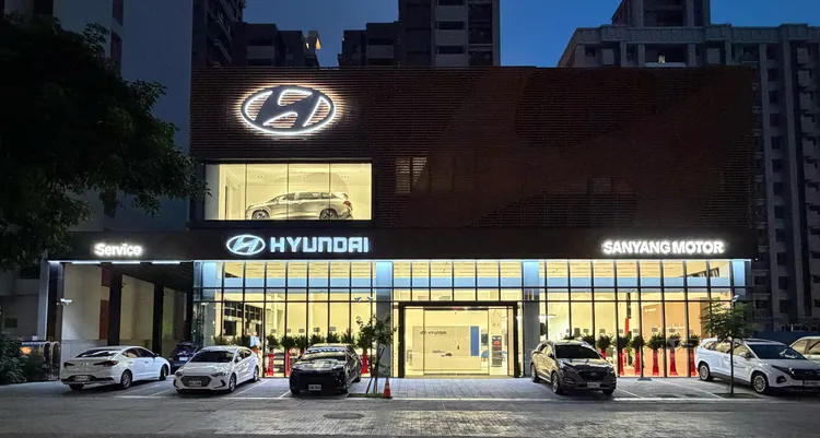 全新HYUNDAI桃園展示中心依循品牌全球CI標準打造，導入大型電子看板、主題展示區與We Care 3.0五感顧客服務體驗，全面升級賞車環境。業者提供