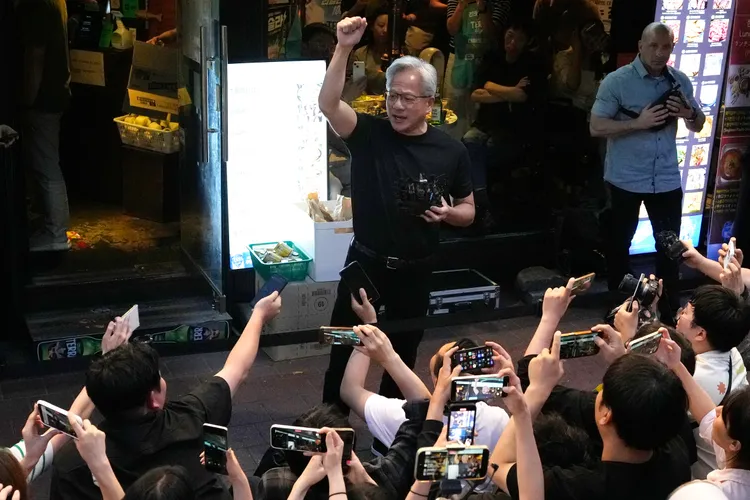 黃仁勳在韓國首爾造成轟動。美聯社