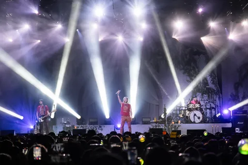 FTISLAND笑稱像臺灣「本地歌手」！李洪基化身巫師開唱　台上大啖芒果