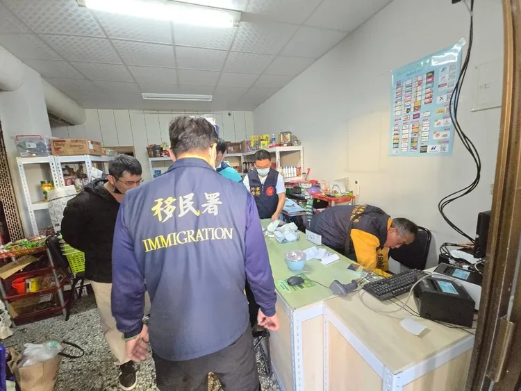 蔡男與林姓女友人租用雜貨店、平房當作據點，安排黑工住宿、變相控制行動。檢方提供
