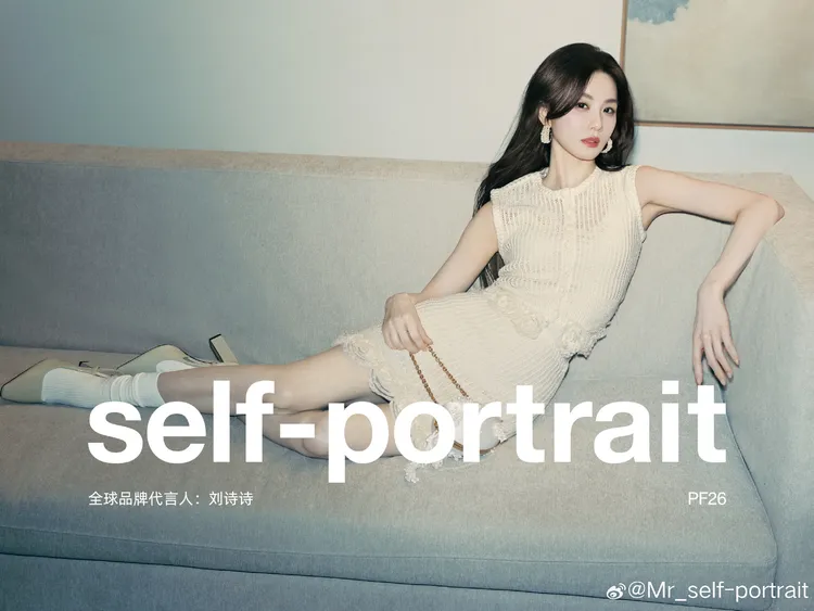 劉詩詩拍攝self-portrait形象大片。翻攝self-portrait微博