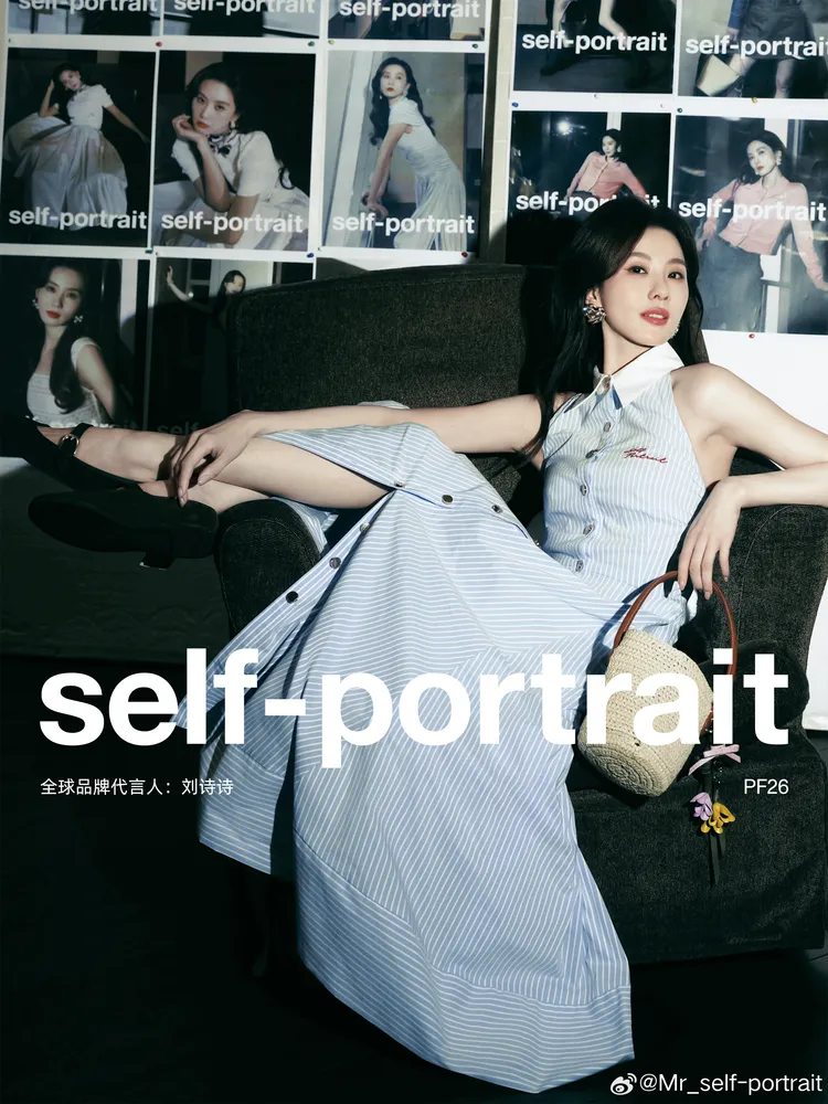 劉詩詩散發出率性慵懶的女人味。翻攝self-portrait微博