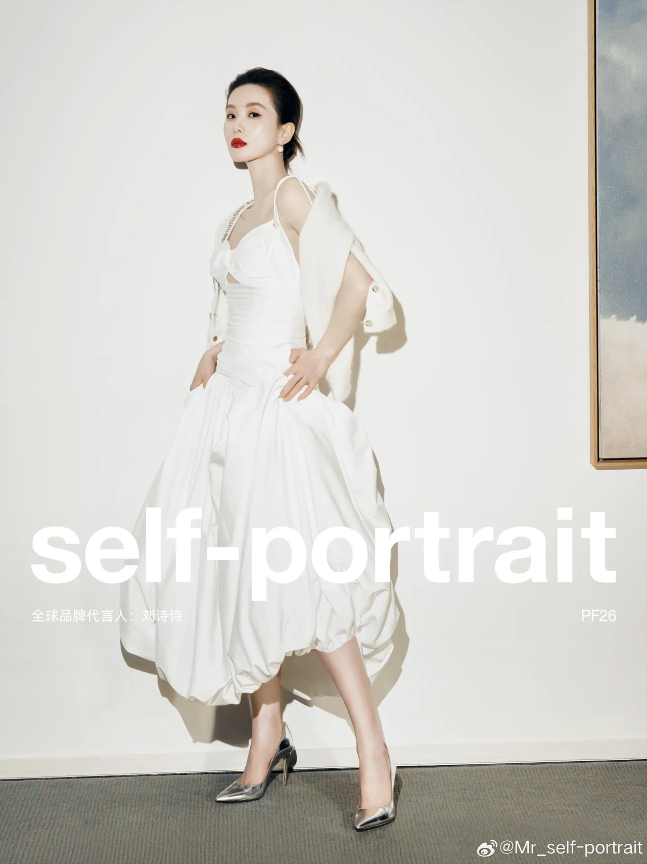 劉詩詩畫上充滿氣勢的大紅唇妝容。翻攝self-portrait微博