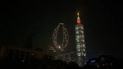 台灣不只有半導體！千架無人機夜空起飛點亮台北101　大秀台灣AI軟實力