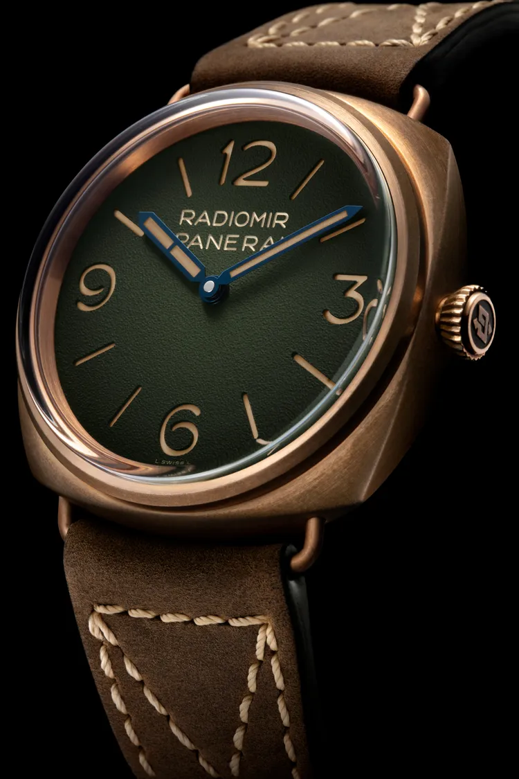 沛納海Radiomir青銅腕錶（PAM00760），47mm，磨砂青銅錶殼，綠色漸層粒面錶盤表盤，深棕色小牛皮錶帶，P.3000手動上鍊機械機芯，動力儲存3日（72小時），防水深度100米，60萬2000元。品牌提供
