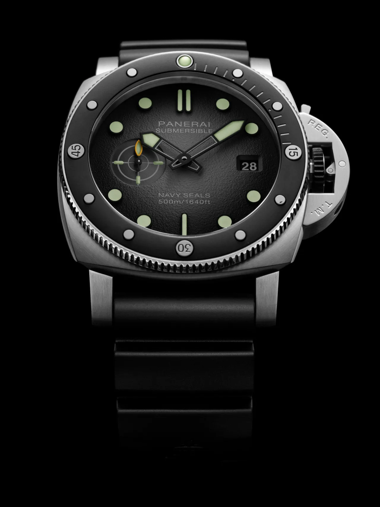 沛納海Submersible Navy SEALs系列腕錶（PAM01738），44mm，精鋼錶殼，炭灰色漸變錶盤，黑色橡膠、灰色帆布錶帶，P.980自動上鍊機芯，動力儲存3日，防水深度500米，37萬4000元。品牌提供