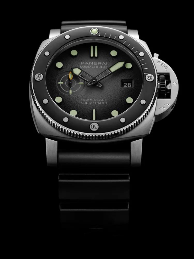 沛納海Submersible Navy SEALs系列腕錶（PAM01738），44mm，精鋼錶殼，炭灰色漸變錶盤，黑色橡膠、灰色帆布錶帶，P.980自動上鍊機芯，動力儲存3日，防水深度500米，37萬4000元。品牌提供
