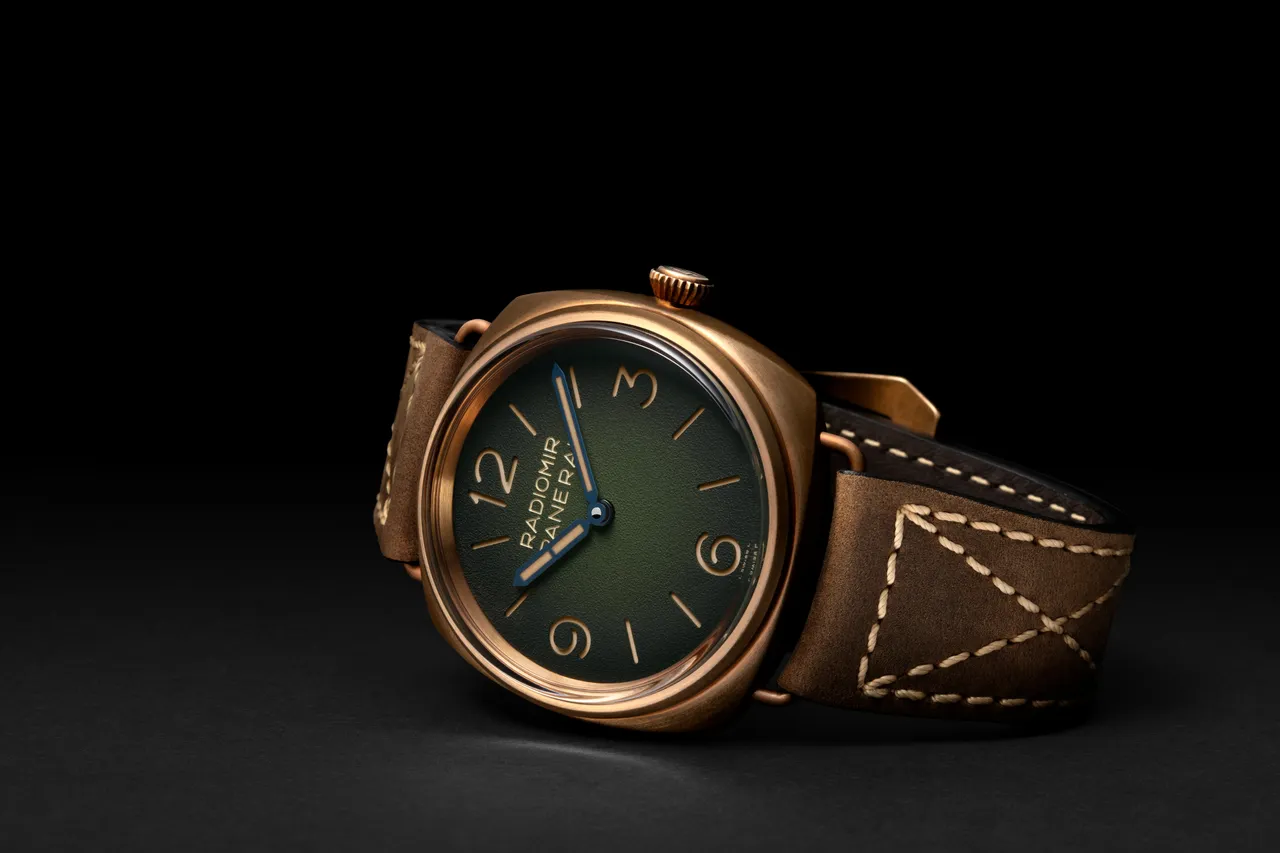 沛納海Radiomir青銅腕錶（PAM00760），47mm，磨砂青銅錶殼，綠色漸層粒面錶盤表盤，深棕色小牛皮錶帶，P.3000手動上鍊機械機芯，動力儲存3日（72小時），防水深度100米，60萬2000元。品牌提供
