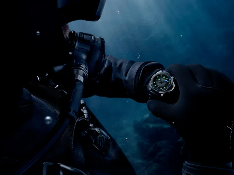 沛納海Submersible Navy SEALs系列腕錶（PAM01738），44mm，精鋼錶殼，炭灰色漸變錶盤，黑色橡膠、灰色帆布錶帶，P.980自動上鍊機芯，動力儲存3日，防水深度500米，37萬4000元。品牌提供