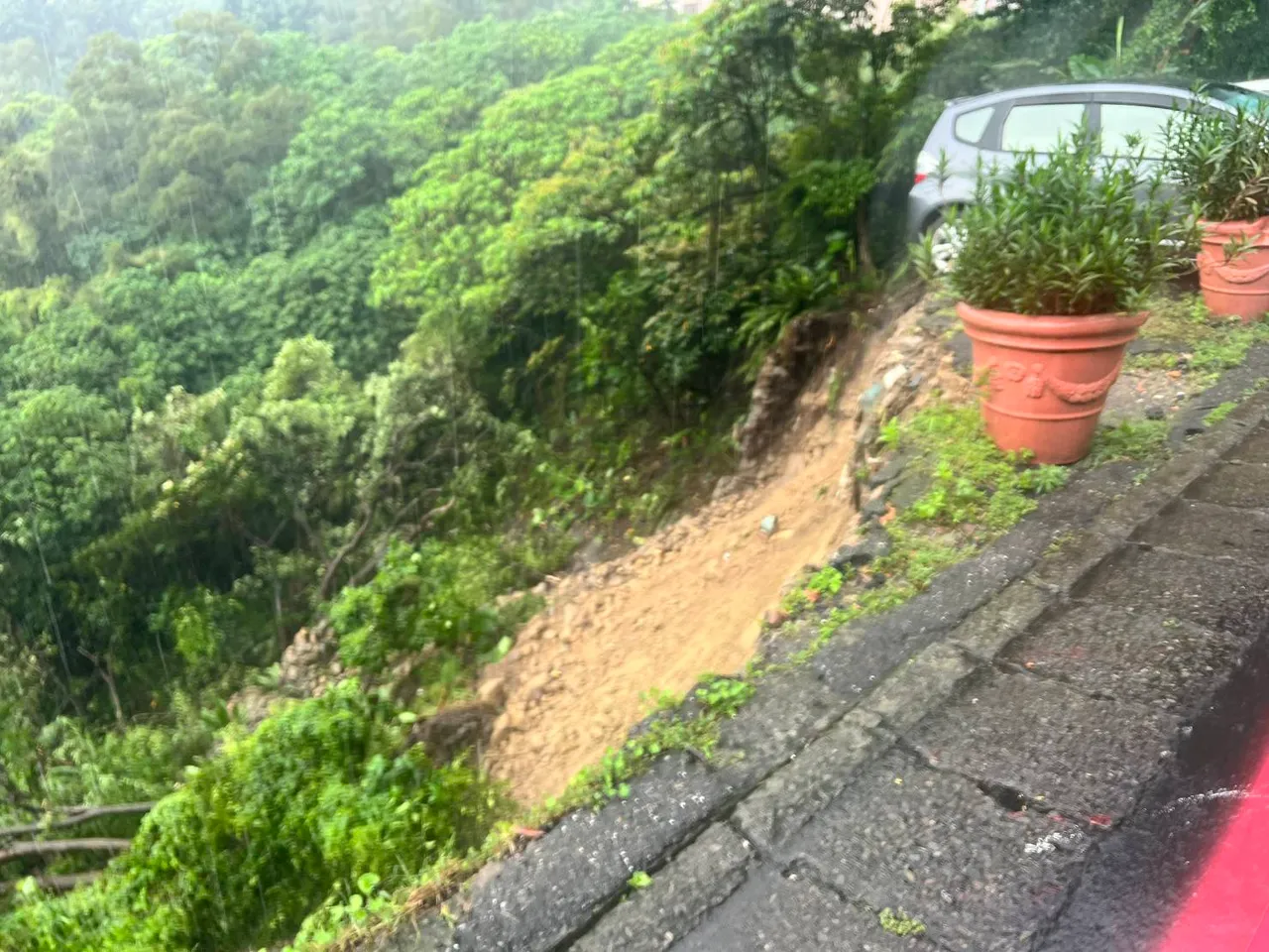 新店暴雨土石崩落　汽車掉下去了！現場已封鎖
