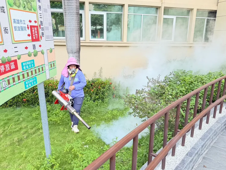 防疫人員針對民生醫院院內及周邊化學防治。翻攝畫面