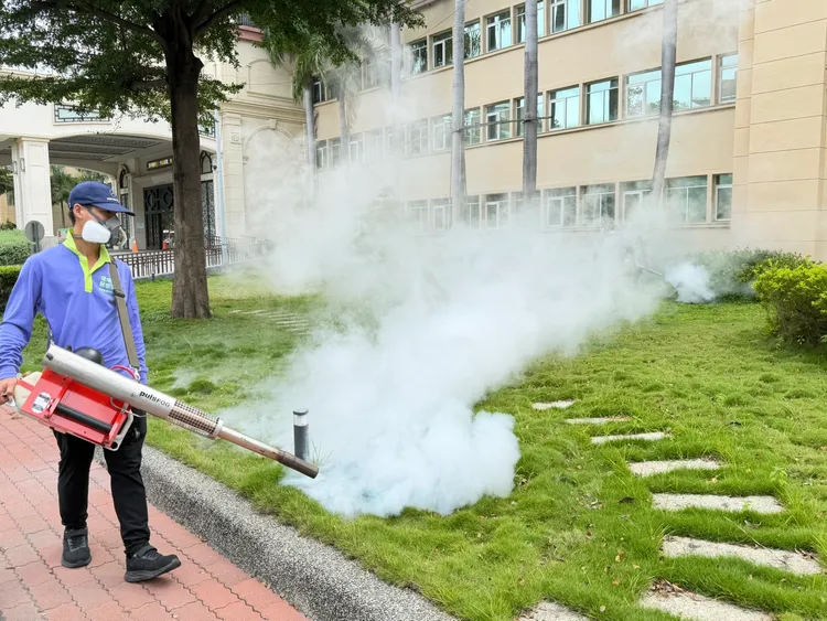 防疫人員針對民生醫院院內及周邊化學防治。翻攝畫面