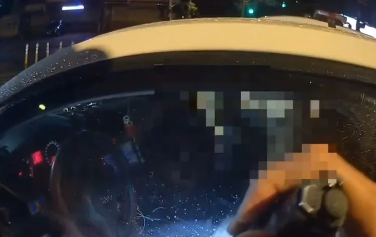 眼尖的警員揪出4人藏匿身上物品。翻攝畫面