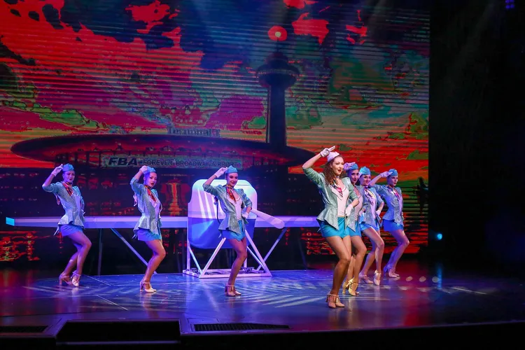 全新原創音樂歌舞鉅作《Forever Broadway》在雲頂夢號獨家全球首演。麗星夢郵輪提供