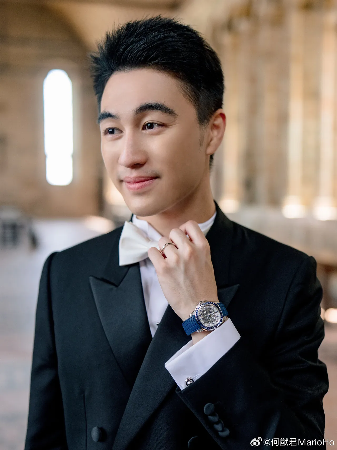 何猷君戴上要價近840萬元的百達翡麗（Patek Philippe）頂級珠寶腕錶。翻攝微博