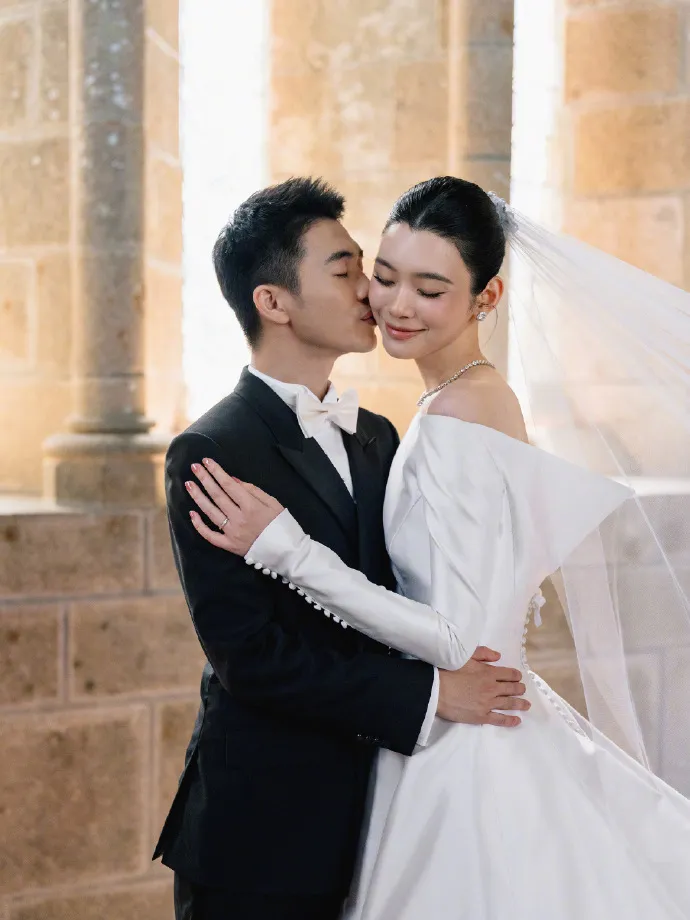 何猷君（左）和奚夢瑤結婚7年終於舉辦婚禮。翻攝微博