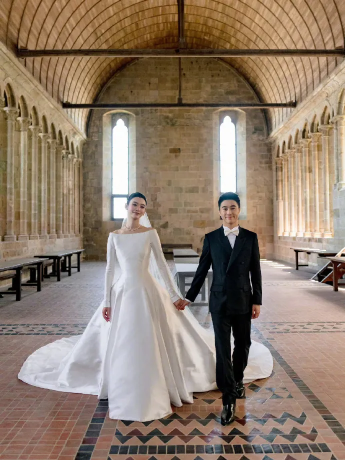 何猷君（右）和奚夢瑤結婚7年終於舉辦婚禮。翻攝微博