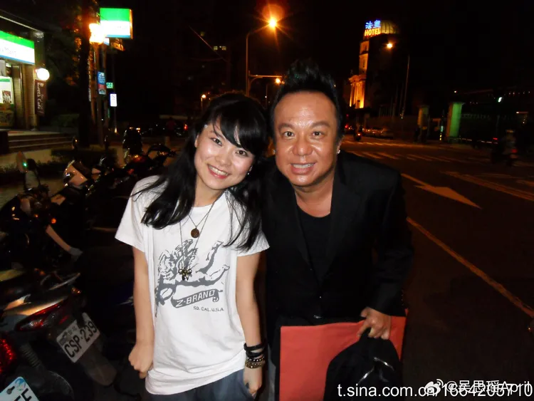中國歌手吳思瑤（左）曾於2009年來台參加《第六屆超級星光大道》，因而認識黃大煒。翻攝吳思瑤April微博