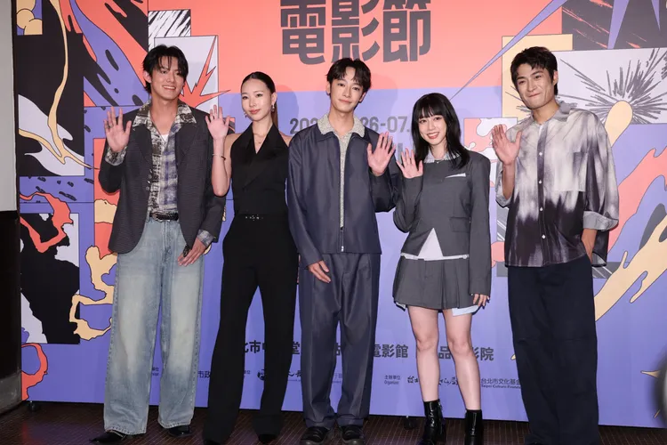 許曦文（左2）首度演出戲劇，獲導演讚充滿靈性。莊宗達攝