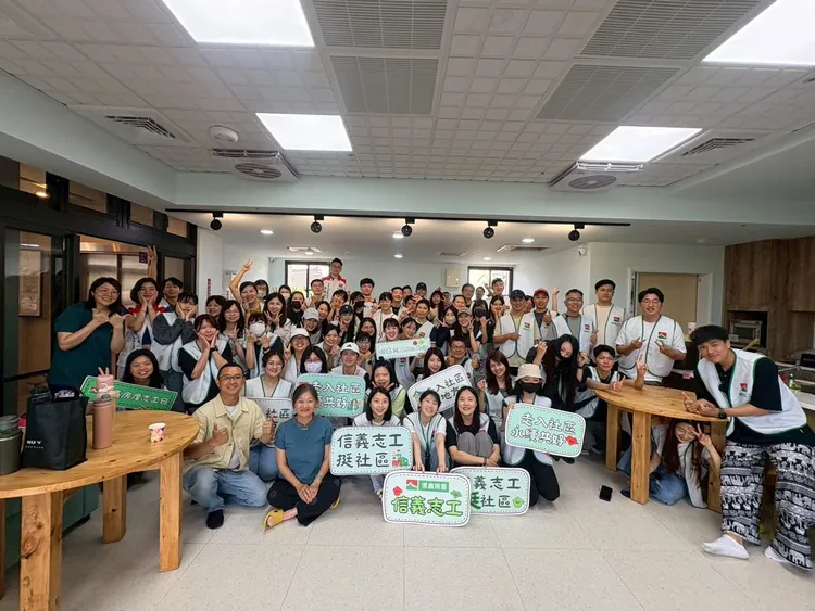 信義房屋志工隊日前前往雲林縣古坑鄉田心村，協助古坑桔院子社區福祉家園，進行戶外雜草修整、落枝清掃與室內傢俱清潔。信義房屋提供