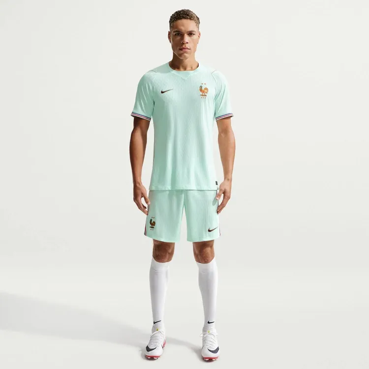 球衣由Nike設計製作。