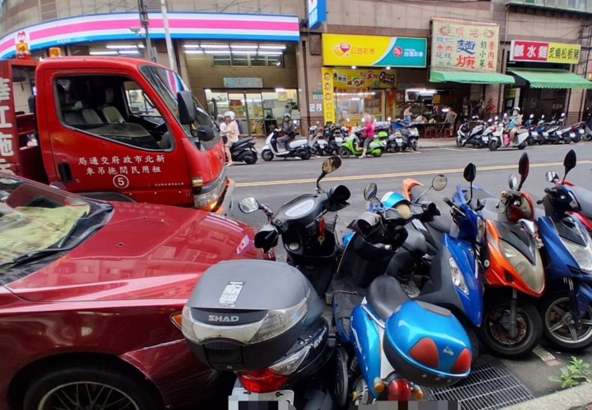 新北違停轎車遭拖吊突暴衝撞倒5機車 警揪車主「詭異操作」好危險