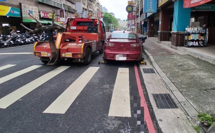 違停車主離開車子，竟將排檔排在D檔，而且只用手煞車暫時控制，只有阻力一減少，車子就會往前滑動。翻攝畫面