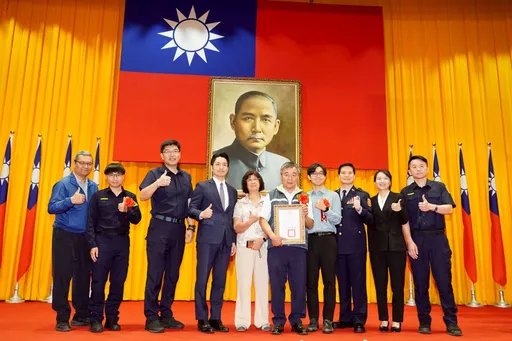 模範女警來不及領獎就離世　家屬代領催淚...蔣萬安承諾照護陳芊雯之女