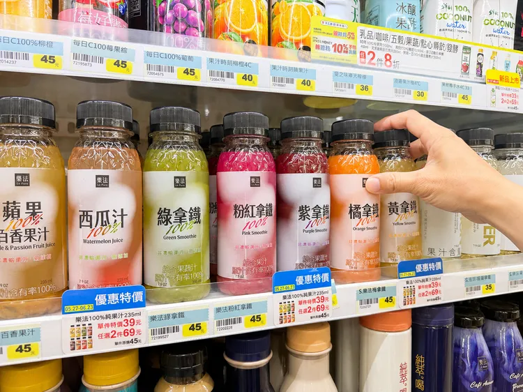 「樂法100%純果汁」系列有8款蔬果汁飲品選擇。萊爾富提供