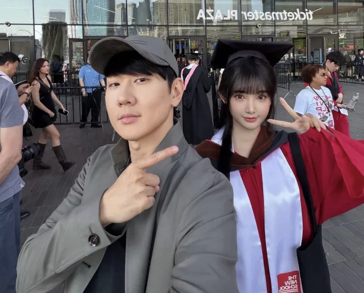 JJ（左）特地飛到美國參加女友畢業典禮。翻攝IG