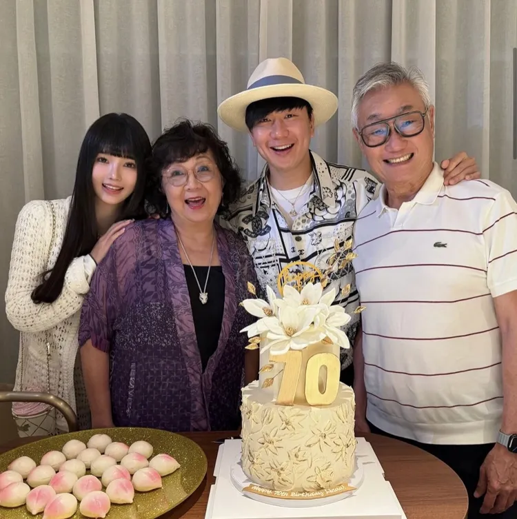 JJ帶著女友陪媽媽過70歲大壽，形同官宣認愛。翻攝IG