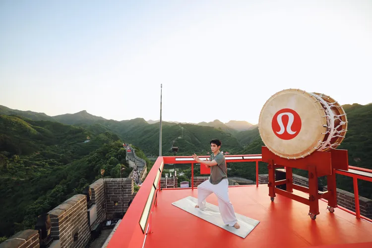 朱一龍出席運動服飾品牌活動，在長城上做瑜伽。翻攝lululemon微博