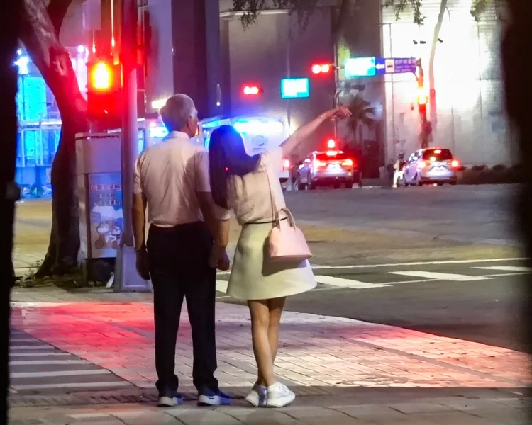 曾馨瑩6/22約會時頭輕靠郭台銘肩膀，一副小鳥依人模樣。特勤中心攝