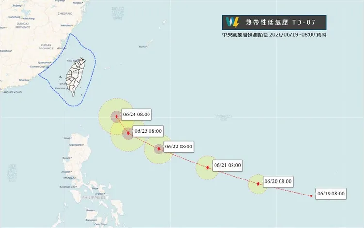 颱風「米克拉」生成後將移動至台灣東南方海域並北轉。翻攝《天氣職人－吳聖宇》臉書