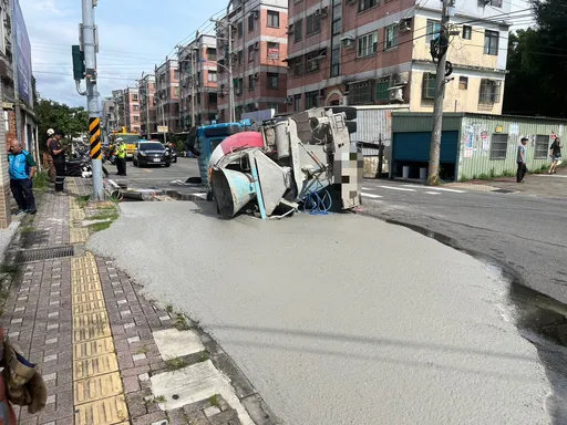 竹市預拌混凝土車翻覆！　波及3機車、4人受傷