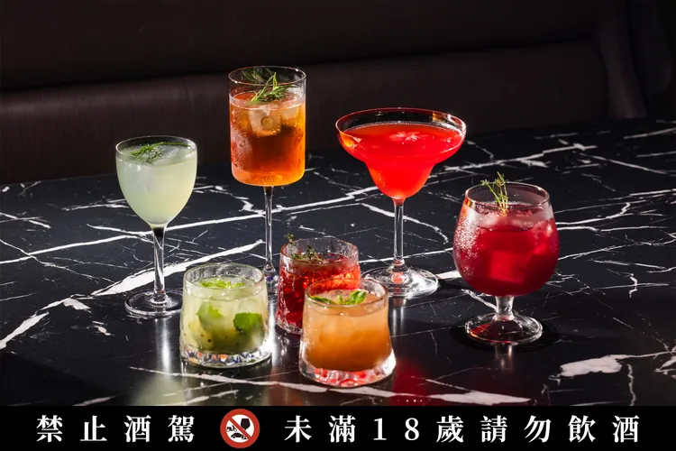 「Oasis」以經典雞尾酒風味為靈感，在酸、甜、苦之間層層堆疊，推出四款全新調酒。同步打造三款無酒精飲品，運用澄清與過濾等調酒技法突破框架。業者提供