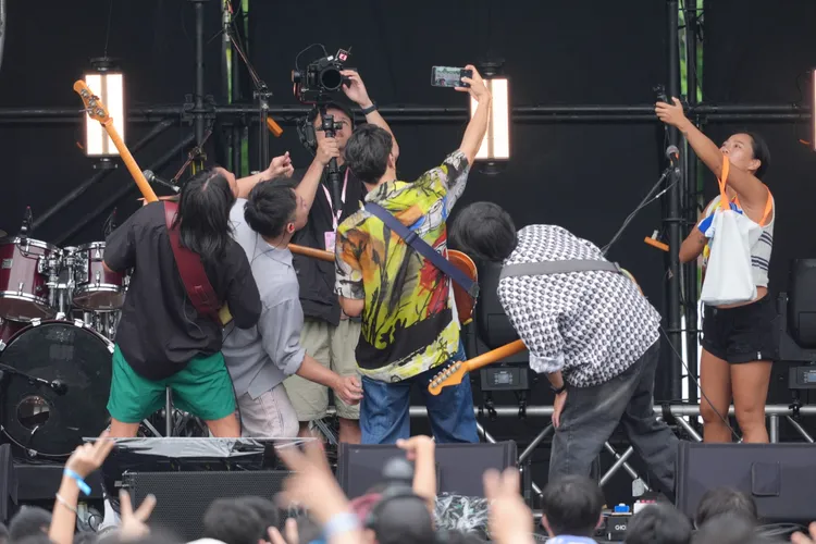 鳳小岳與歌迷玩自拍。彭欣偉攝