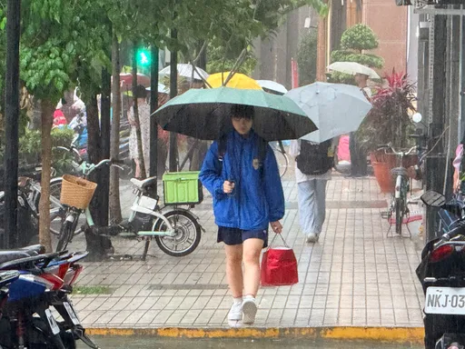 鋒面北抬雨神再報到！全台變天　周末慎防大雨豪雨