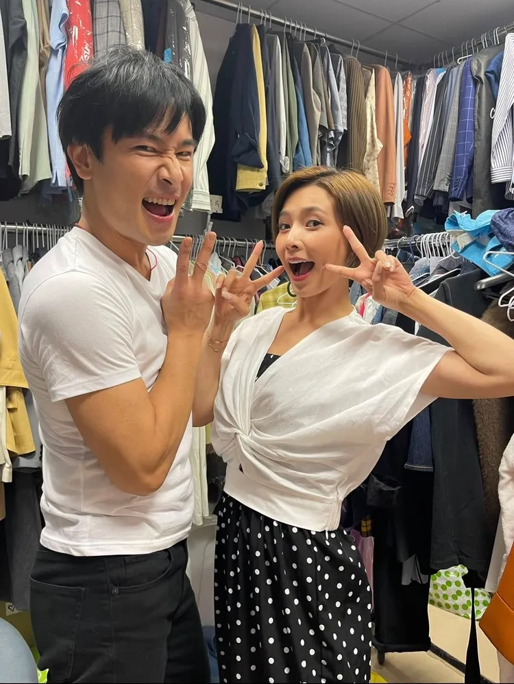 吳婉君回憶，與傅子純曾為了提早收工雀躍合照。翻攝吳婉君臉書