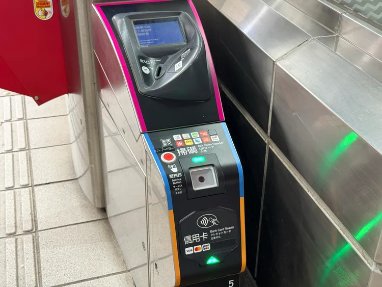台北捷運7月1日起開放信用卡與行動支付感應進站，iPhone用戶可將Apple Pay綁定信用卡設為快速交通卡，不用解鎖、開啟錢包App或掃Face ID，就能靠近閘門直接通行。攝影中心